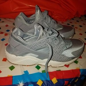 Wolf Grey Nike Huarche Run